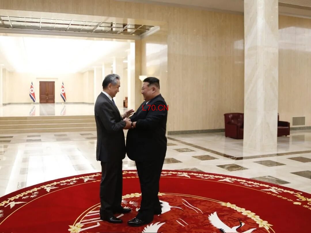 4月10日，朝鲜劳动党总书记、国务委员会委员长金正恩在平壤劳动党中央总部会见中共中央政治局委员、外交部长王毅。图/外交部