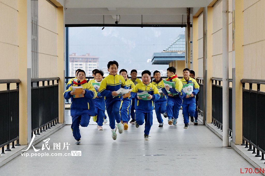 2026年3月2日，在贵州黔东南苗族侗族自治州施秉县第四小学，学生领到新课本后开心地奔跑。邰胜智摄（人民图片网）