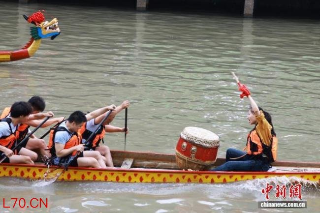 浙江桐乡：大运河畔龙舟竞渡迎端午 民俗风情共庆佳节