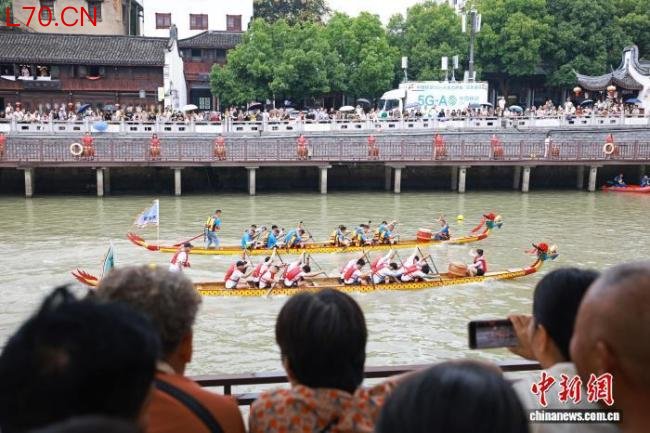 浙江桐乡：大运河畔龙舟竞渡迎端午 民俗风情共庆佳节