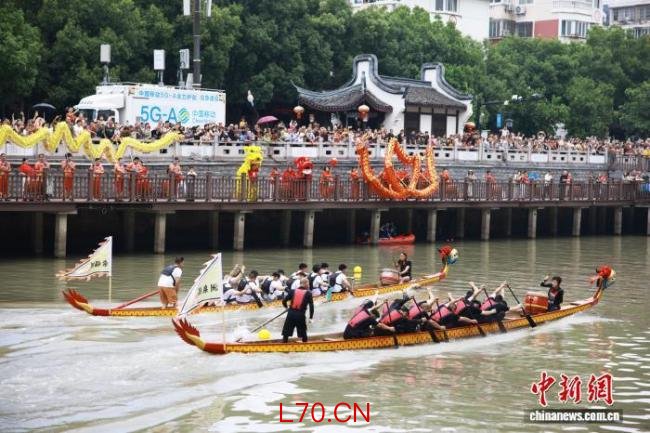 浙江桐乡：大运河畔龙舟竞渡迎端午