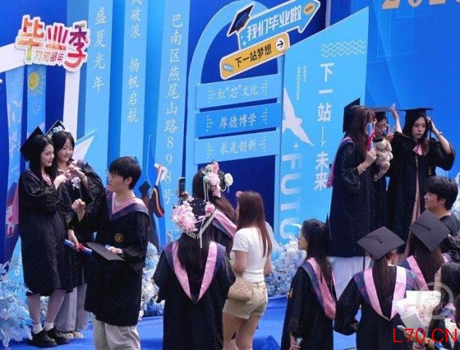 校长毕业典礼上讲“什么是幸福” 精神比物质更重要