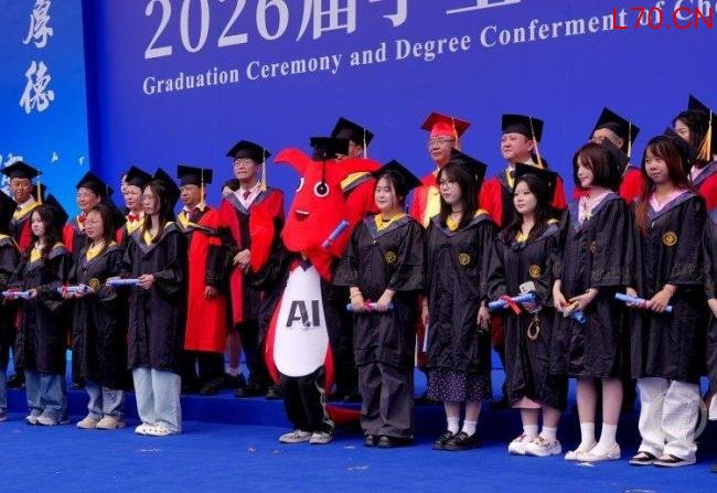 校长毕业典礼上讲“什么是幸福” 精神比物质更重要