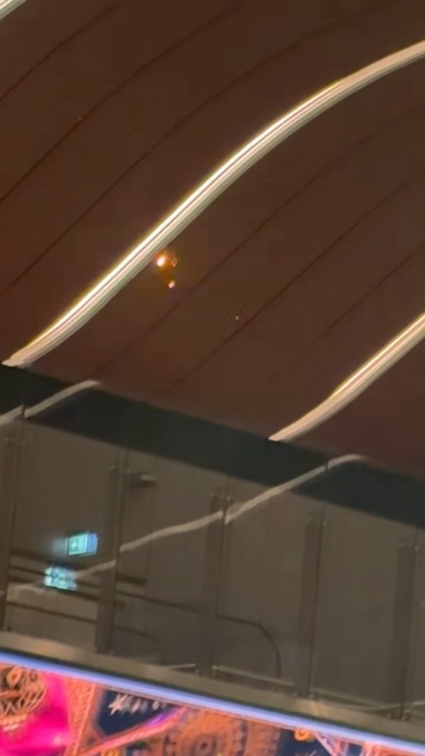 滞留机场中国留学生目击导弹空中爆炸