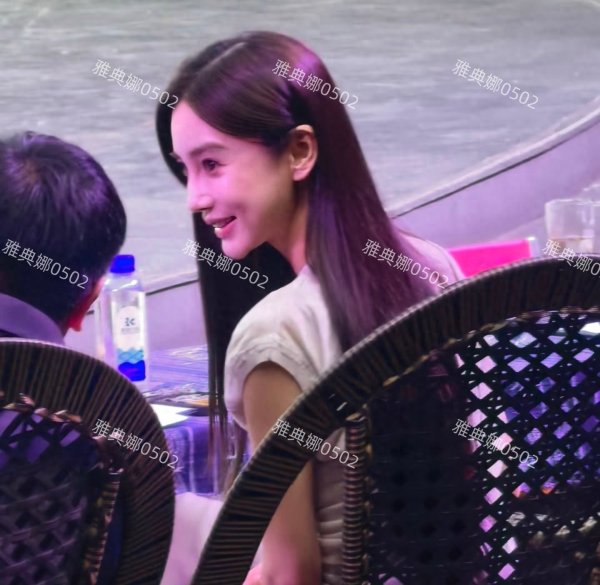 Angelababy就坐在前面什么感觉? 本人真的好美但侧脸饺子下巴明显